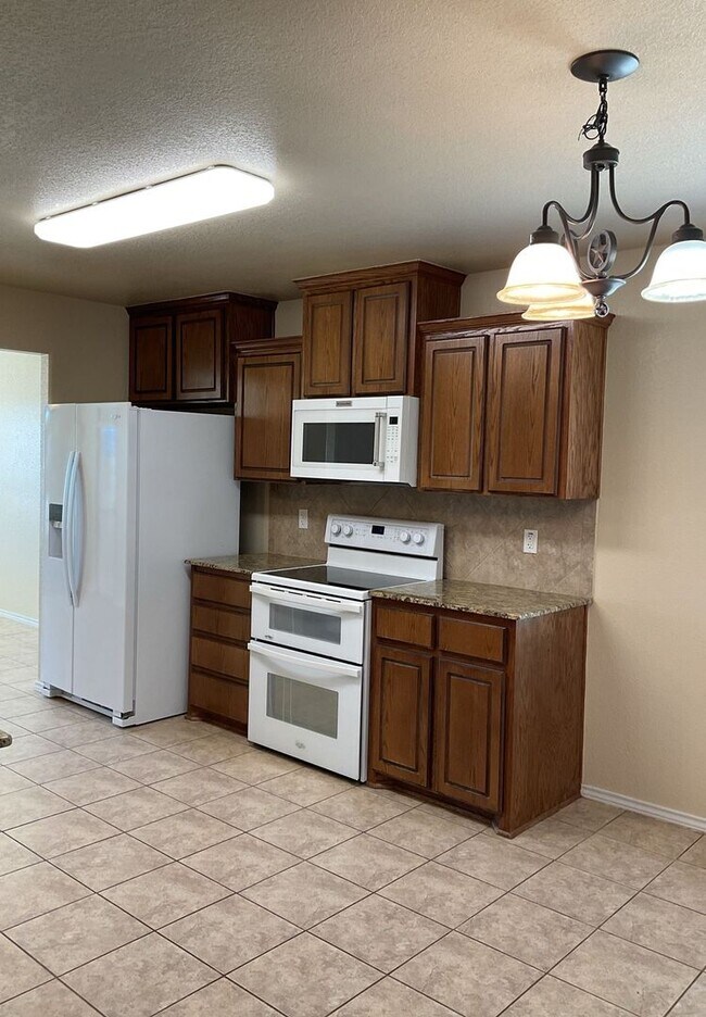 Foto del edificio - NEW IN MANAGEMENT - AVAILABLE NOW!