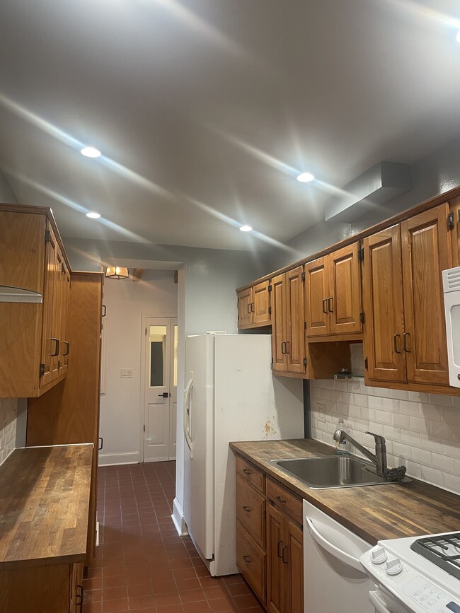 Building Photo - 704 S Bethel St