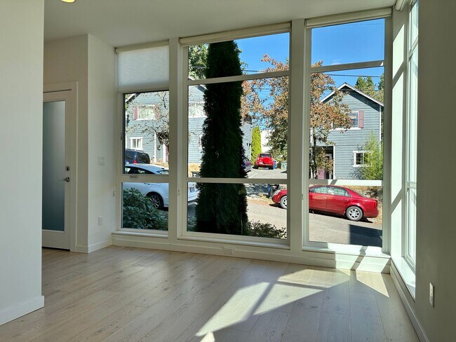 Building Photo - Stunning Central District Townhome