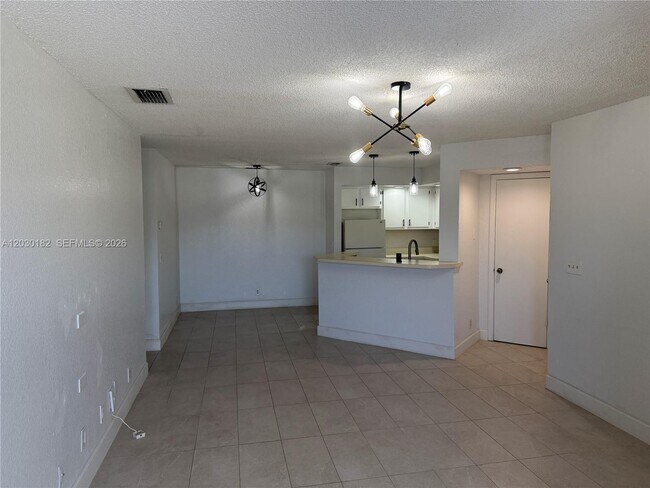 Foto del edificio - 3330 Pinewalk Dr N