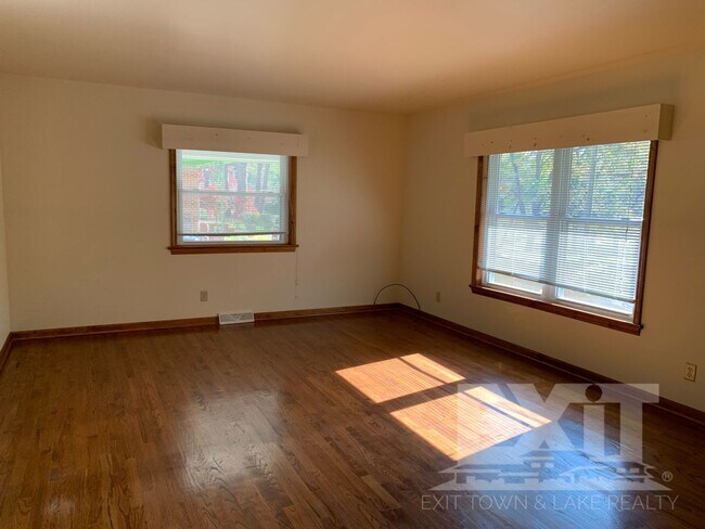 Building Photo - Cozy 2 Bedroom, 1 Bath Home