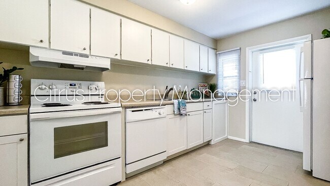 Building Photo - McLean Fairway 3032C