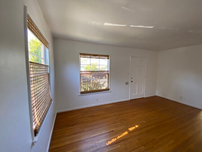 Living Room / Front Door - 618 Woodlawn Ave