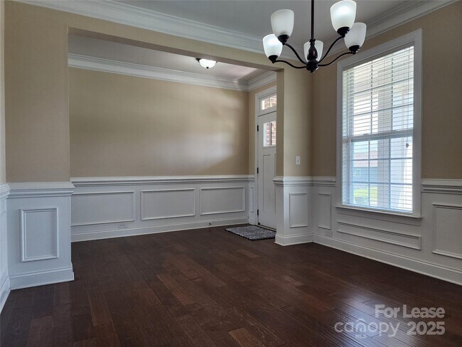 Foto del edificio - 1425 Skygrove Pl NW