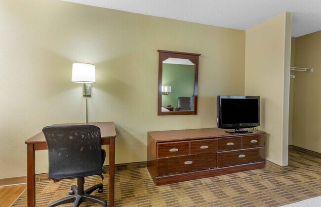 Foto del edificio - Furnished Studio-Greensboro - Wendover Ave. - Big Tree Way