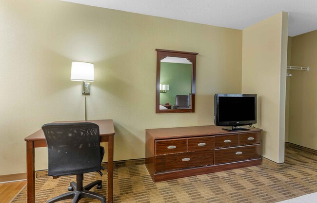 Foto del edificio - Furnished Studio-Greensboro - Wendover Ave...