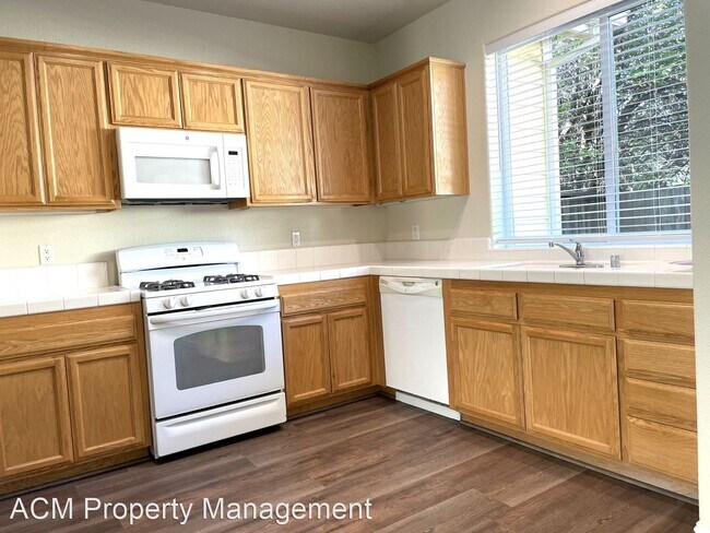 Building Photo - 2 br, 1.5 bath House - 124 Iron Horse Place