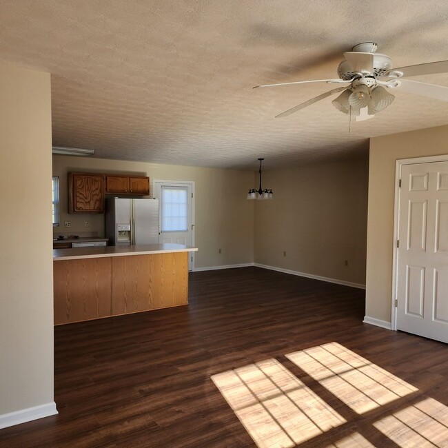 Building Photo - 3 Bedroom 2 Bathroom - 1250 sfq ranch styl...