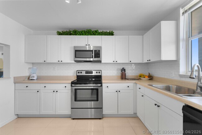 Foto del edificio - 3100 NE 49th St