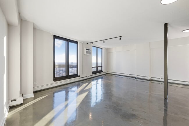 Building Photo - 6166 N Sheridan Rd