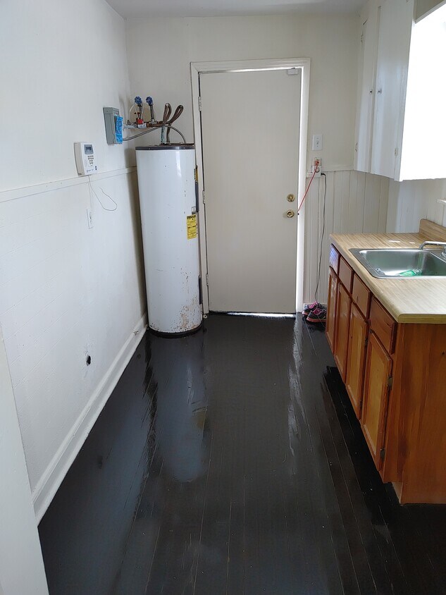 KITCHEN COUNTER - 2611 Milby St