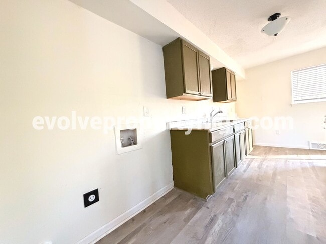 Foto del edificio - 3886 Camelia Cove