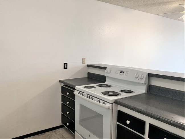 Building Photo - 6675 Mission Gorge Rd