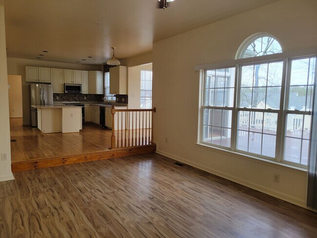Foto del edificio - Amazing 4 BR/3.5 BA Single-Family Home in ...