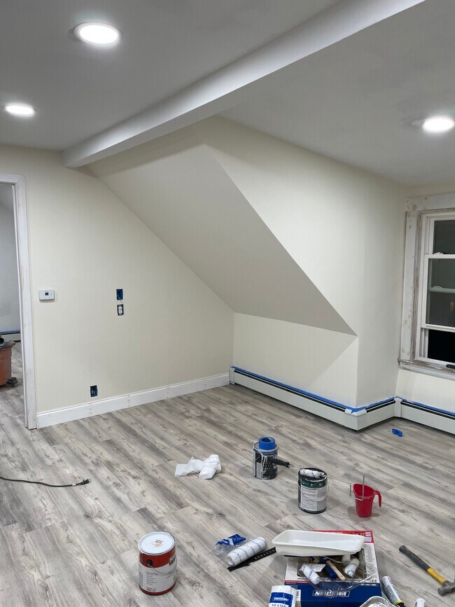 Living area with connections to a mounted TV - 27 Zoar Ave