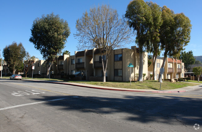 Building Photo - Los Robles Apartments