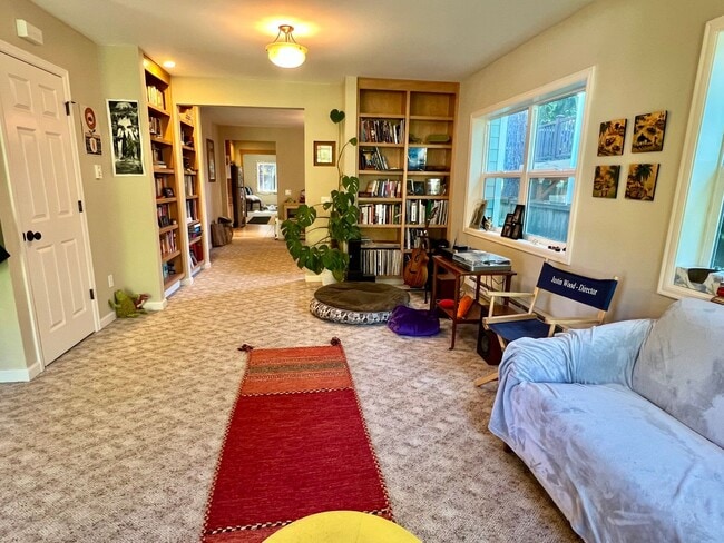 Building Photo - Haller Lake Home