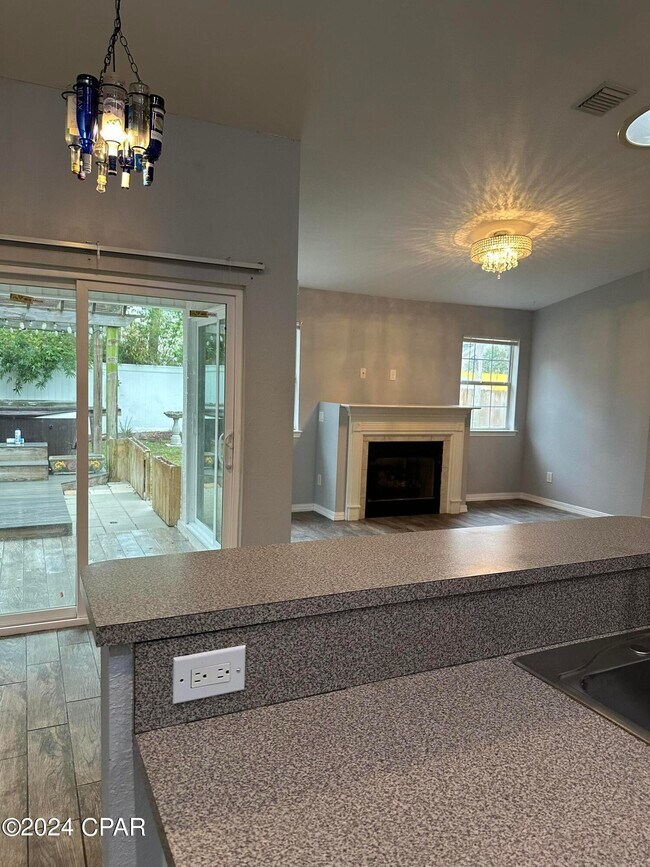 Foto del edificio - 102 Sandalwood Ln