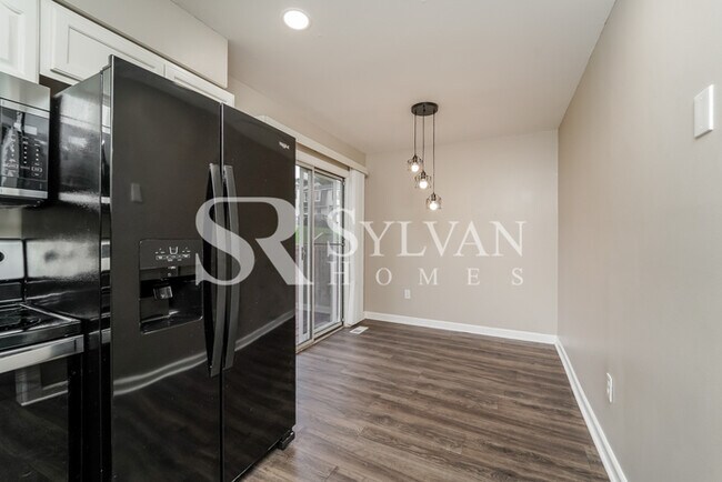 Building Photo - Beautiful 3BR 3BA Townhome