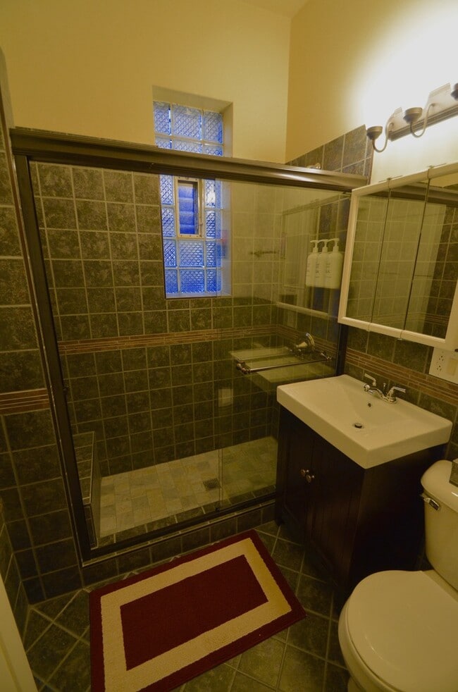 Building Photo - (4) Four Bed DePaul Location video tour @ ...