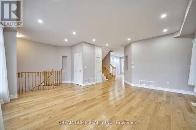 Building Photo - 290 Harbord St