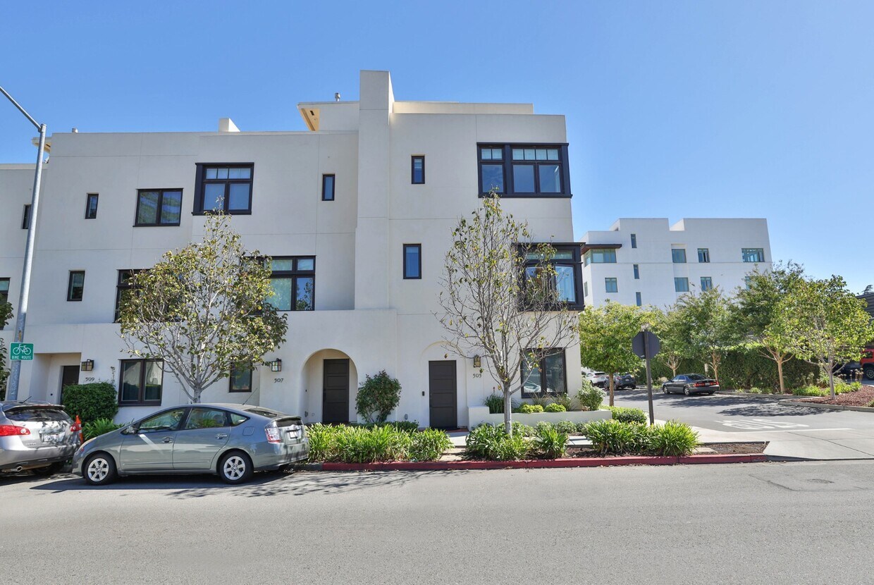 Foto principal - Modern 3-Bedroom Townhome with Rooftop Dec...
