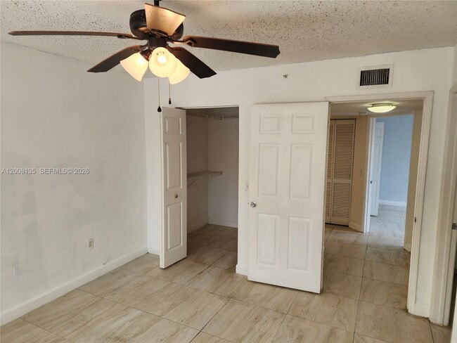 Foto del edificio - 2451 Centergate Dr