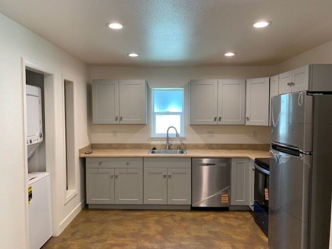 Foto del edificio - COMING SOON!!! Brand New 2 Bedroom 1 Bath