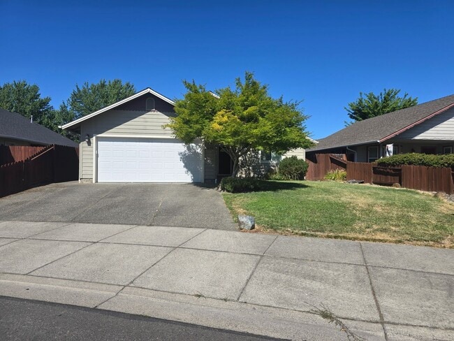 Building Photo - 3 bed 2 bath  Home for Rent in Grants Pass
