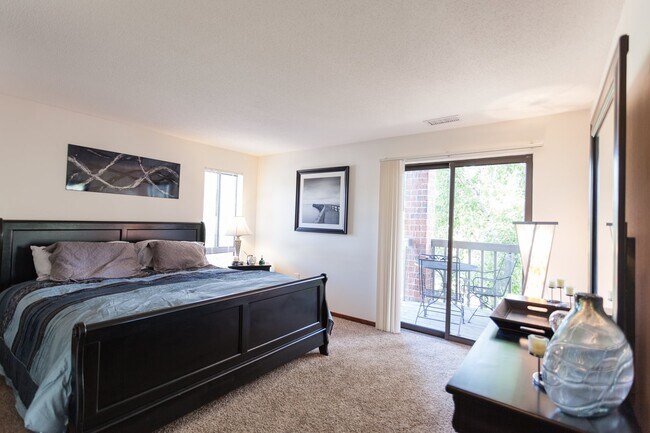 Building Photo - 1Br+Den/1Ba - Impeccable Remodel!