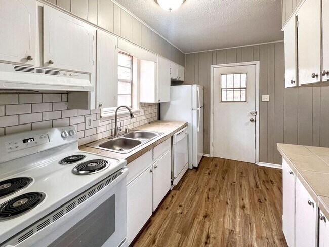 Building Photo - 8917 Tanya Dr