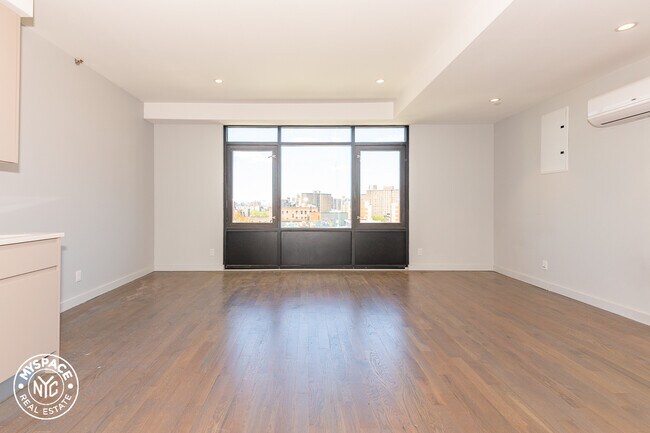 Foto del edificio - 594 Bushwick Ave