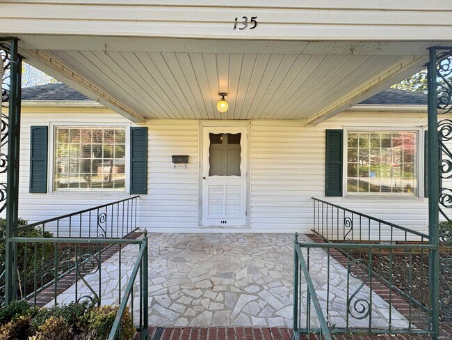 Foto del edificio - Statesville - 3BR/2BA + Carport