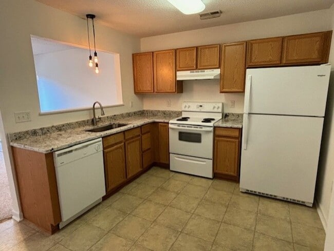 Building Photo - Desirable 1 Bed/1 Bath Condo in Very Convenient Location!