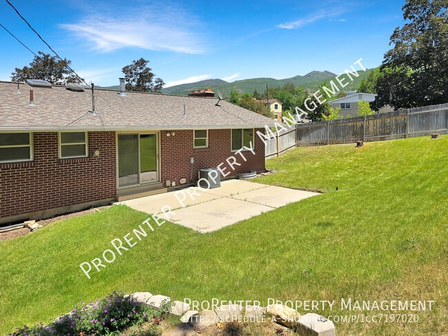 Photo - 1094 Beverly Way House