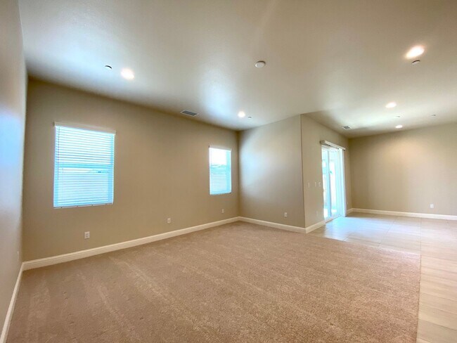 Foto del edificio - $2,495 Leonard & Ashlan, 3 Bedroom Home - ...