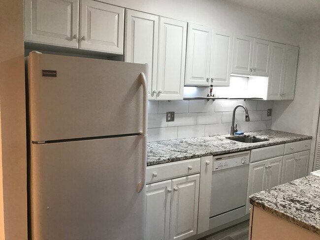 Foto del edificio - 5815 Rexford Dr