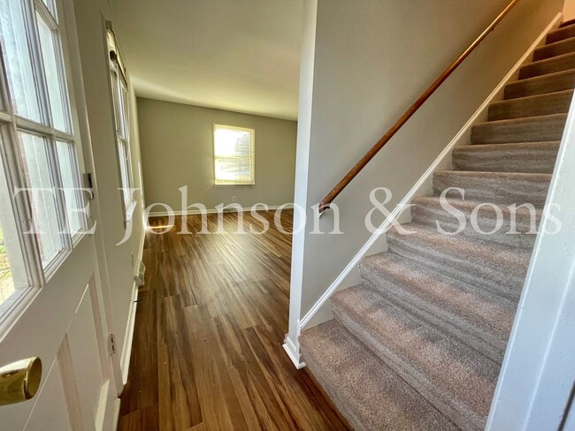 Building Photo - A Great Ardmore Townhouse Waiting For You!