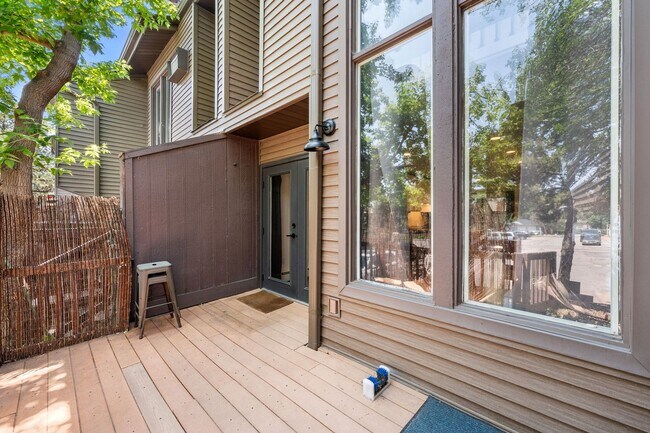 Foto del edificio - LUXURY KITCHEN, QUIET WEST END SETTING WITH OPEN SPACE AND CREEK ACCESS