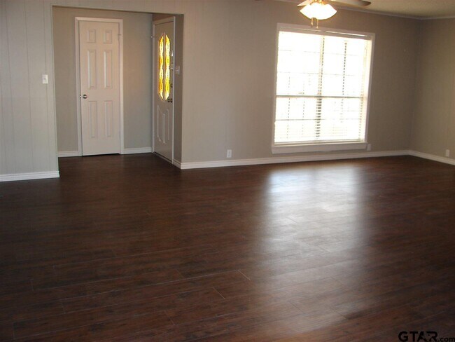 Foto del edificio - 423 Top Hill Dr