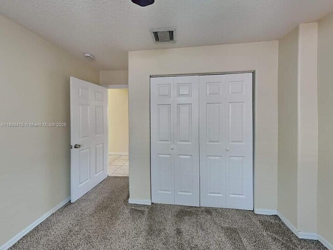 Foto del edificio - 10121 NW 127th Terrace