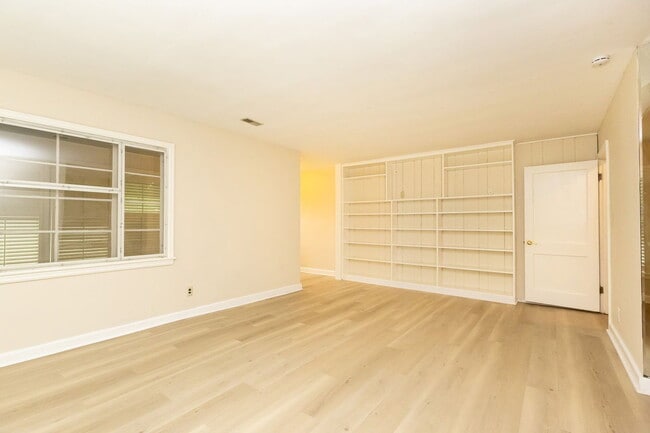 Foto del edificio - 2611 E 4th St