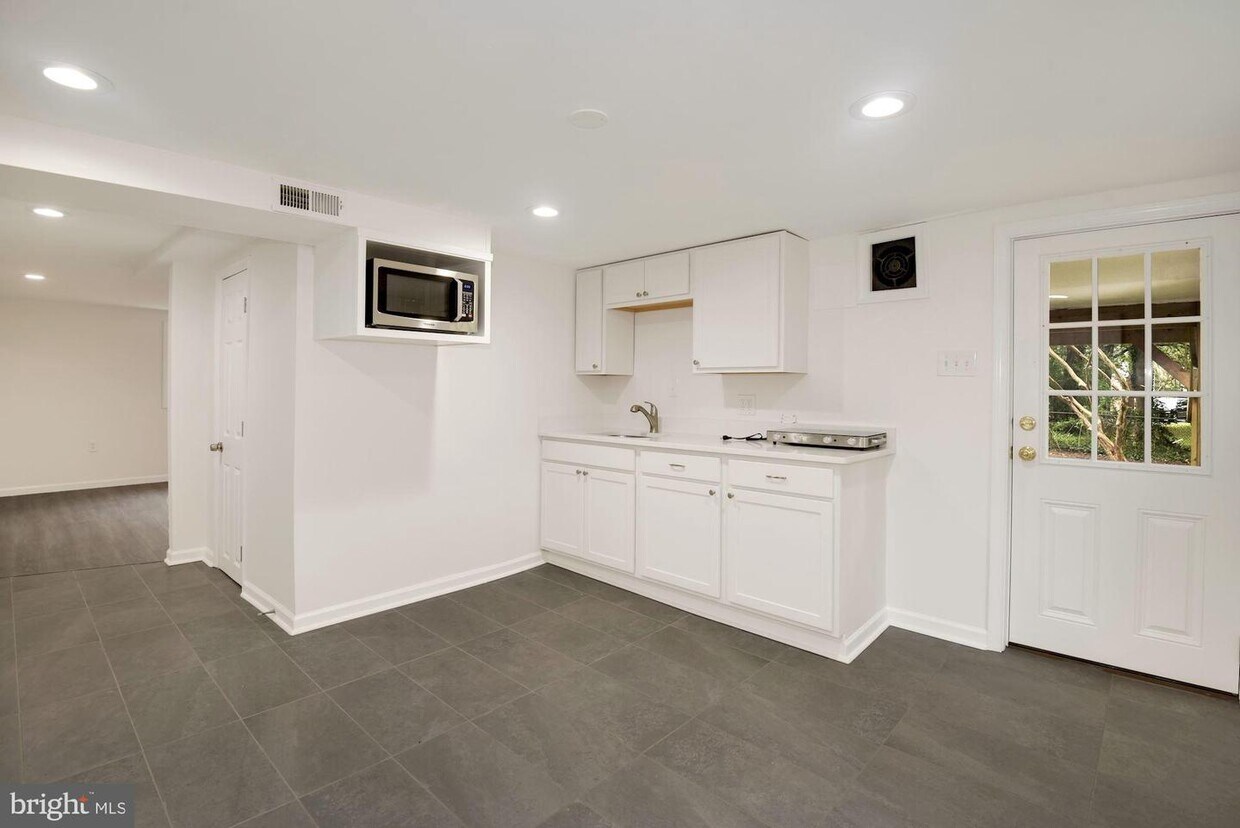 4429 Underwood St Unit B, University Park, MD 20782 Room for Rent in