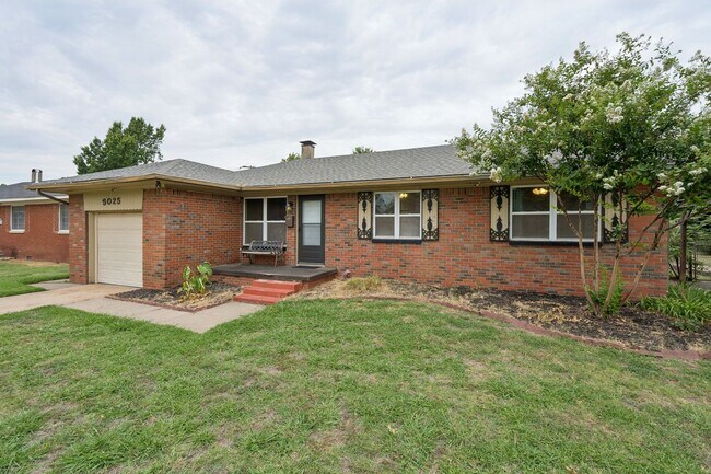 Foto del edificio - Charming 3-Bed Home with Spacious Backyard & Prime OKC Location