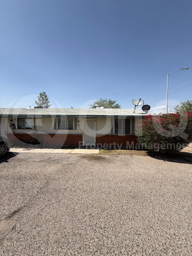 Foto del edificio - 1806 S Van Buren Ave