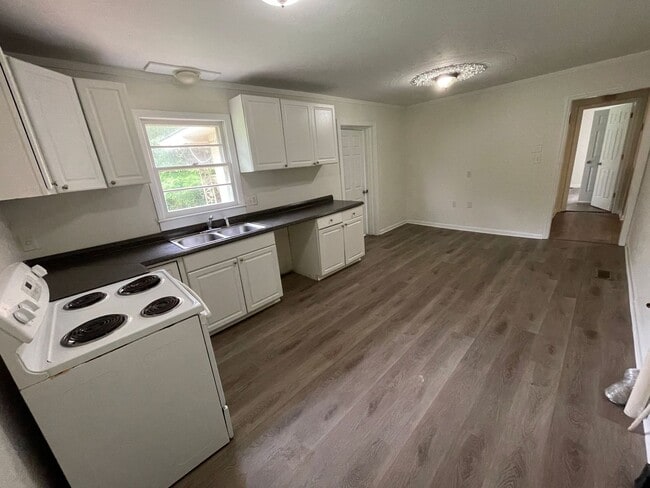 Building Photo - 3 bedroom 1.5 bath house available now!   ...