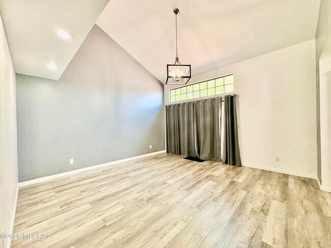 Foto del edificio - 240 E Pastime Rd