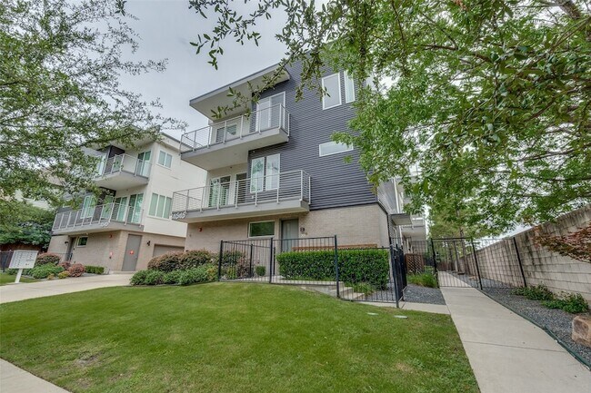 Foto del edificio - 4545 Bowser Ave