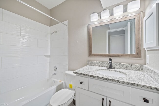 Building Photo - 1 br, 1 bath Condo - 2025 Augusta Drive 1001