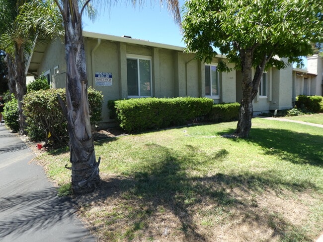 Building Photo - 1539 Moorpark Ave